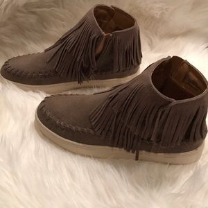 Like new women’s 8.5 fringe sneaker.